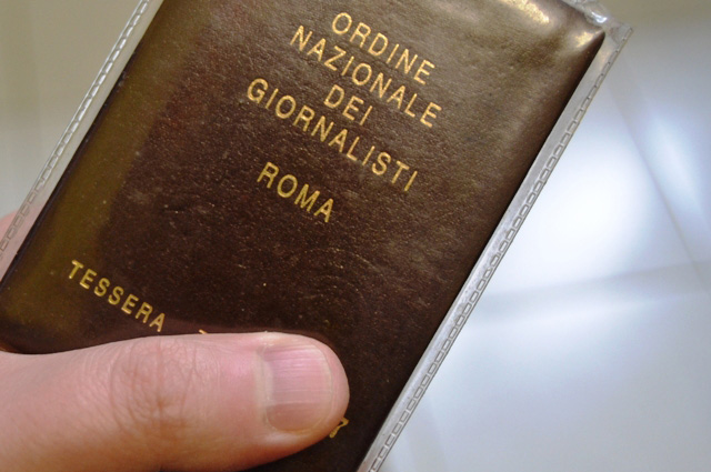 2giornalista_tessera