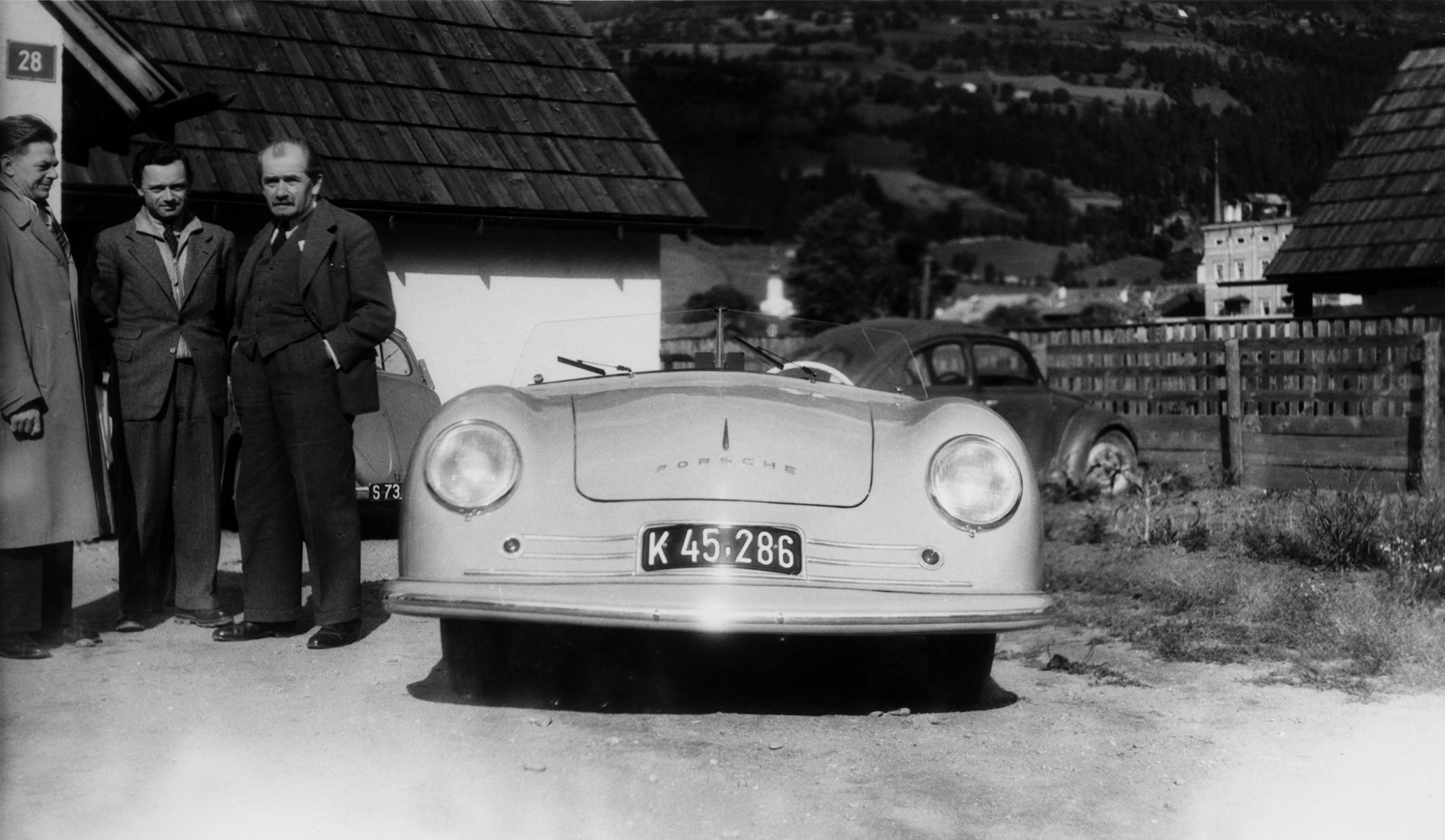 PorscheNumero1-Ferdinand-e-Ferry-Porsche-8-giugno-1948